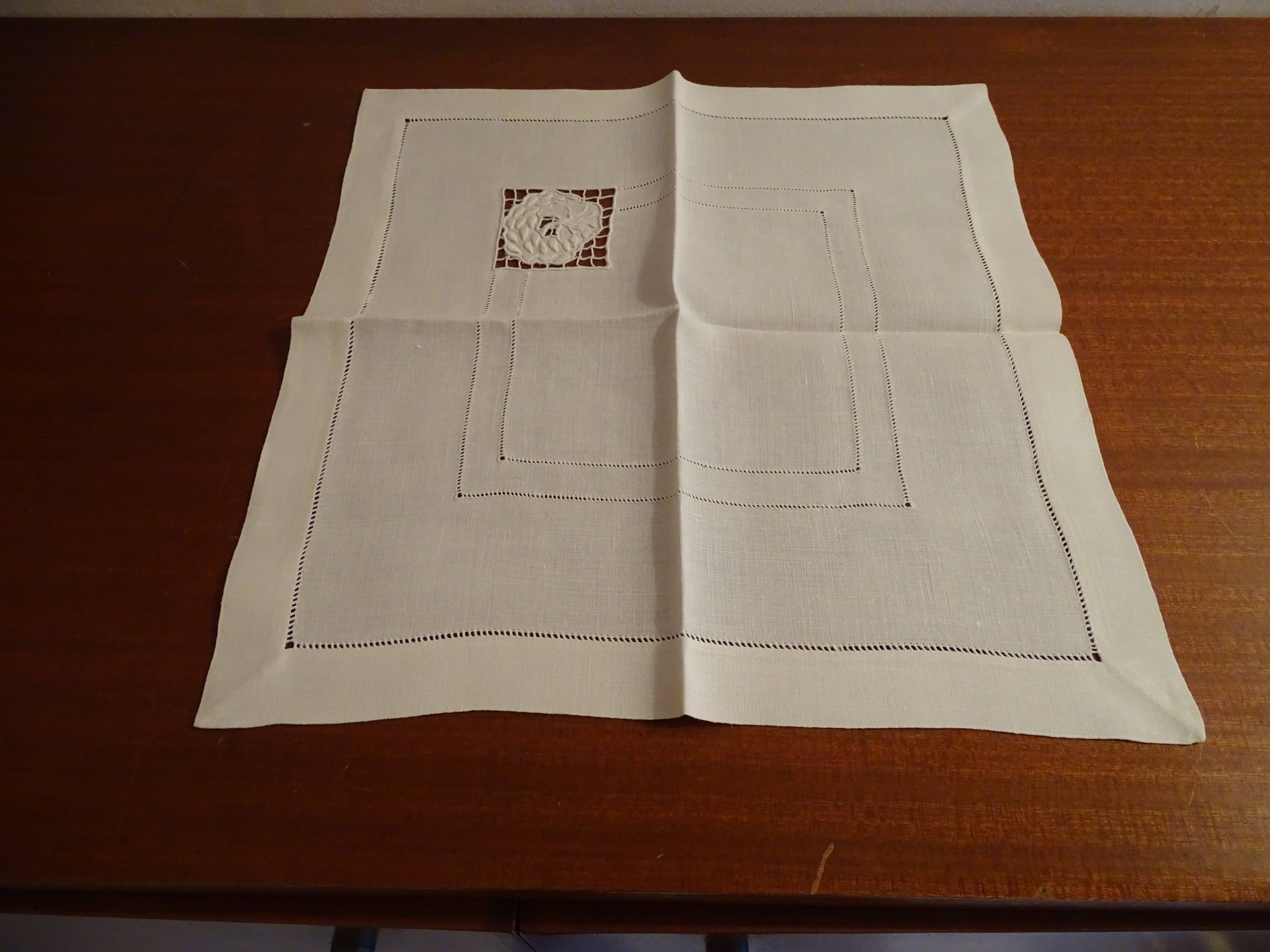 4 serviettes de tables brodées anciennes en coton 33x33