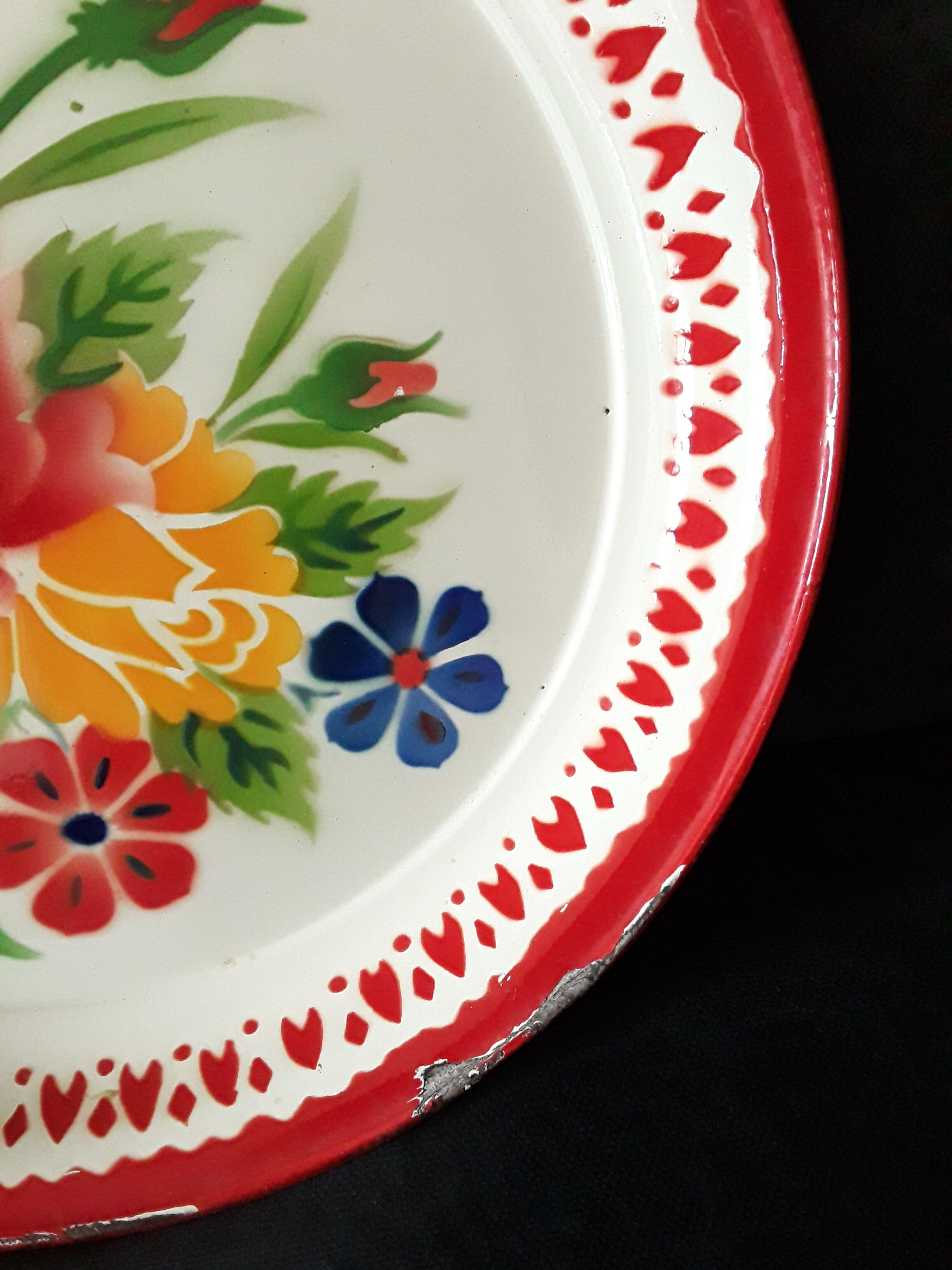 Vintage tray in enamelled sheet metal