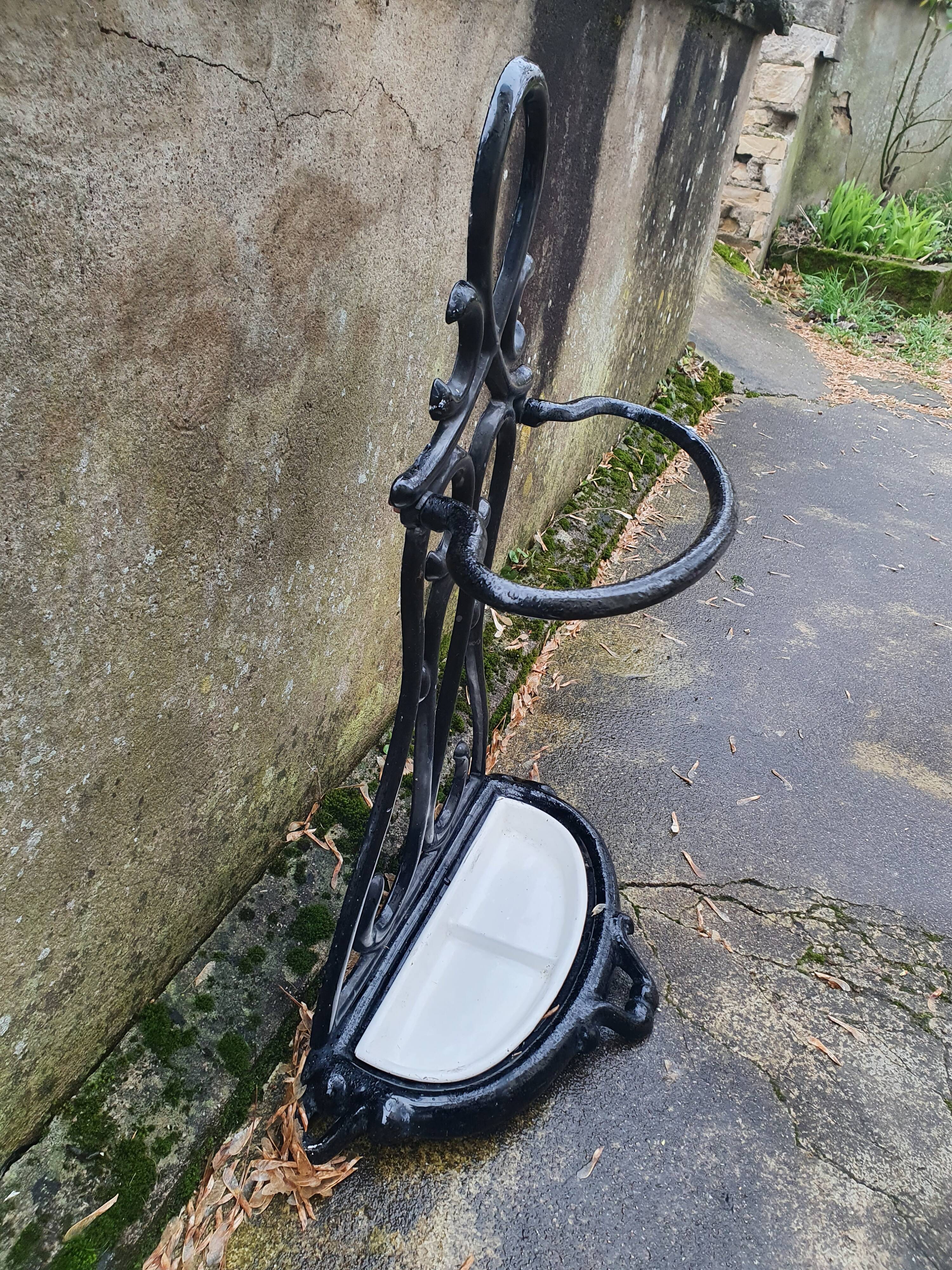 Enamelled cast iron umbrella rod holder