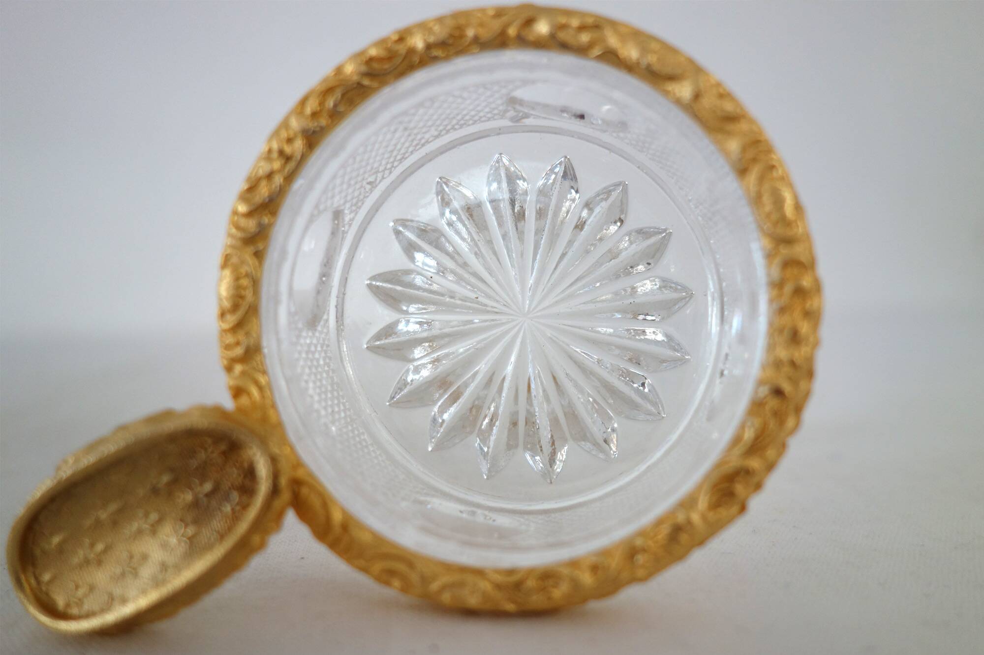 Small glass and gilt bronze ashtray Fleurs de lys