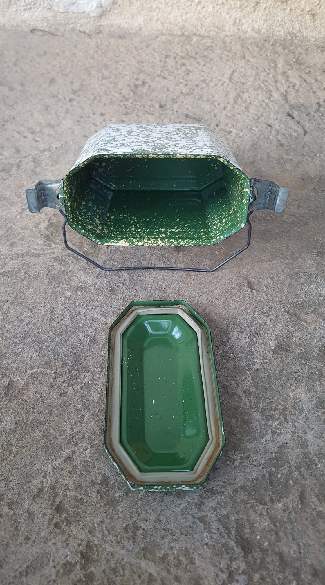 Enamelled sheet metal box