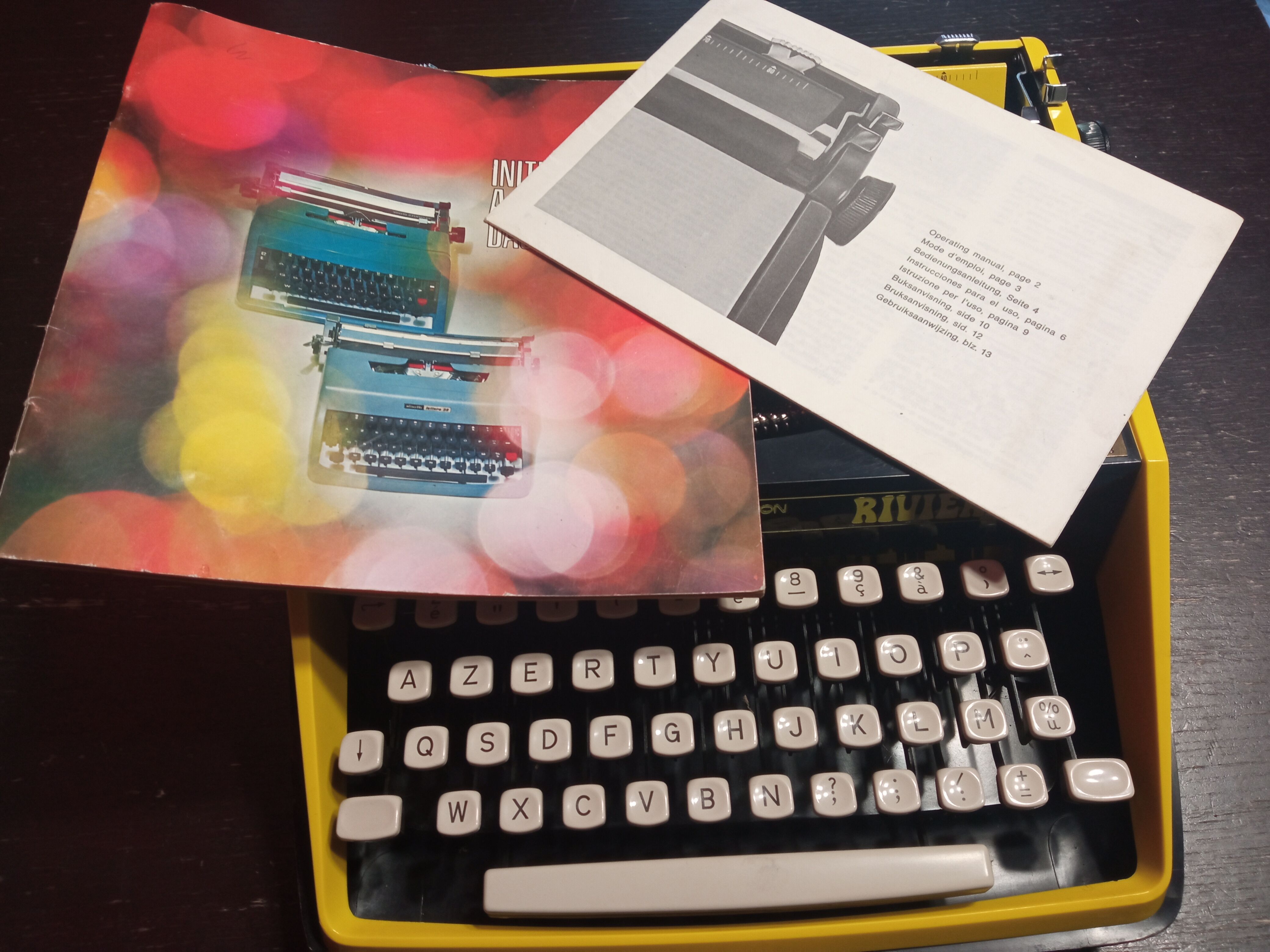 Typewriter remington riviera Sperry Rand Riviera Yellow