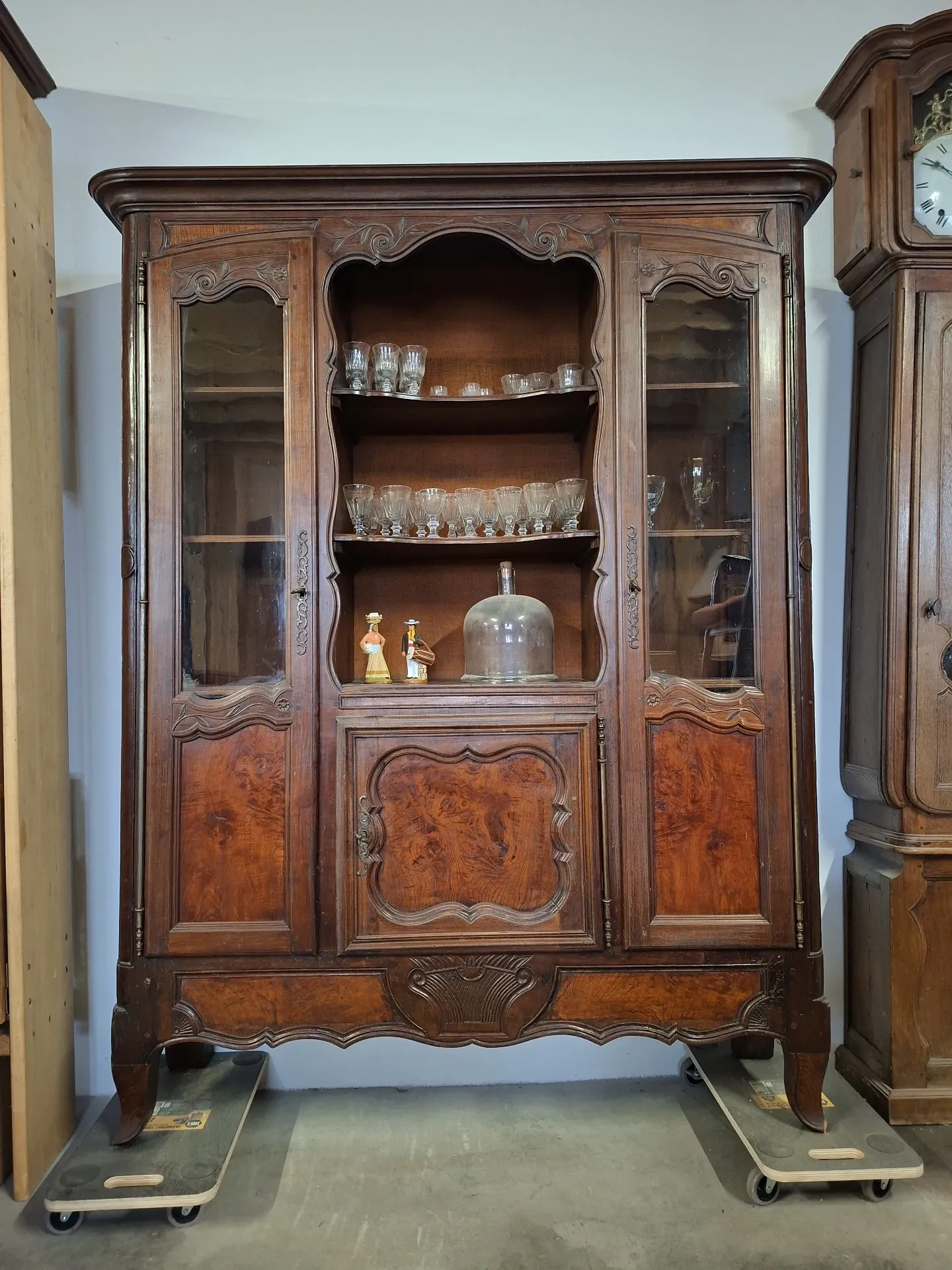 Display cabinet bookshelf in Louis XV style
