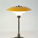 Lampe de table PH 3½-2½ avec abat-jour en métal jaune par Poul Henningsen