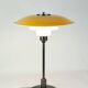 Lampe de table PH 3½-2½ avec abat-jour en métal jaune par Poul Henningsen
