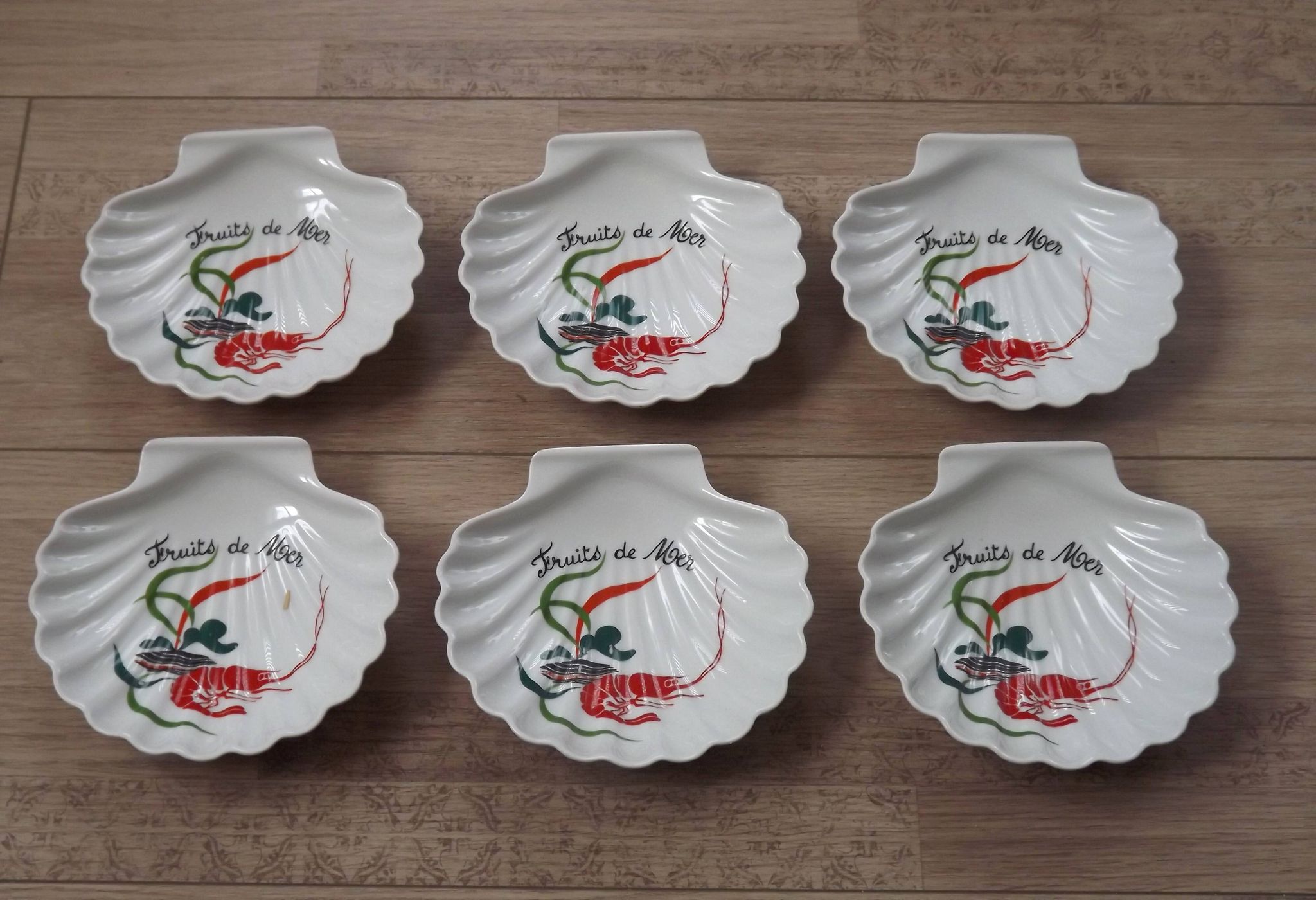 Serving bowls in l'hirondelle scallop shell in a basket 4851