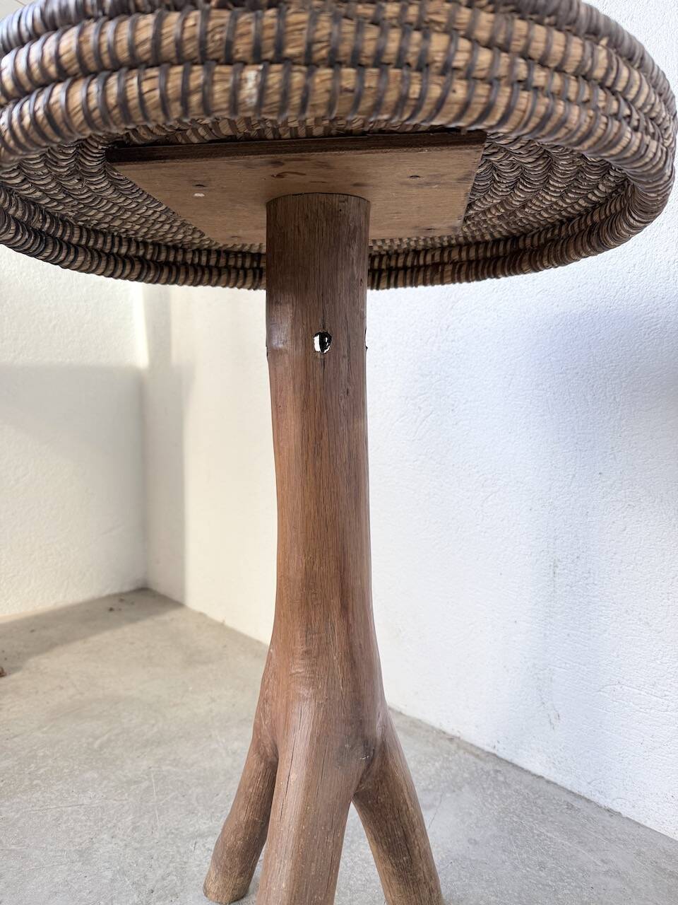 Sellette tripode art populaire en paille tressée, 1950