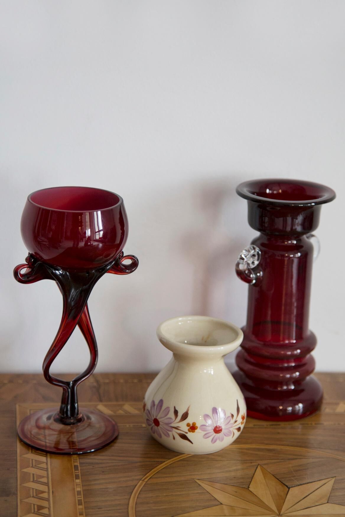 Vase artistique vintage rouge foncé du milieu du siècle