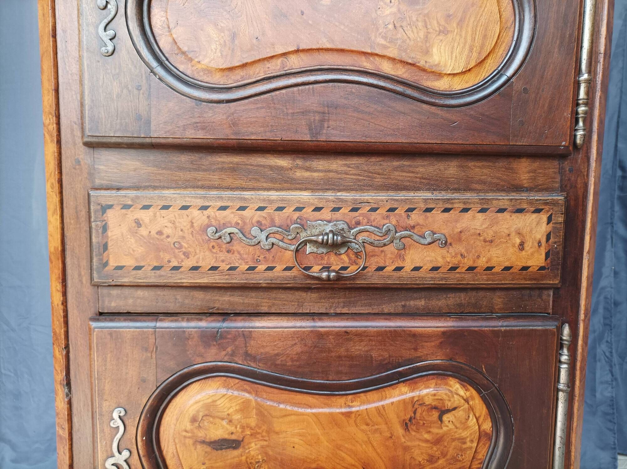 Standing man Louis XV in walnut and ash burl