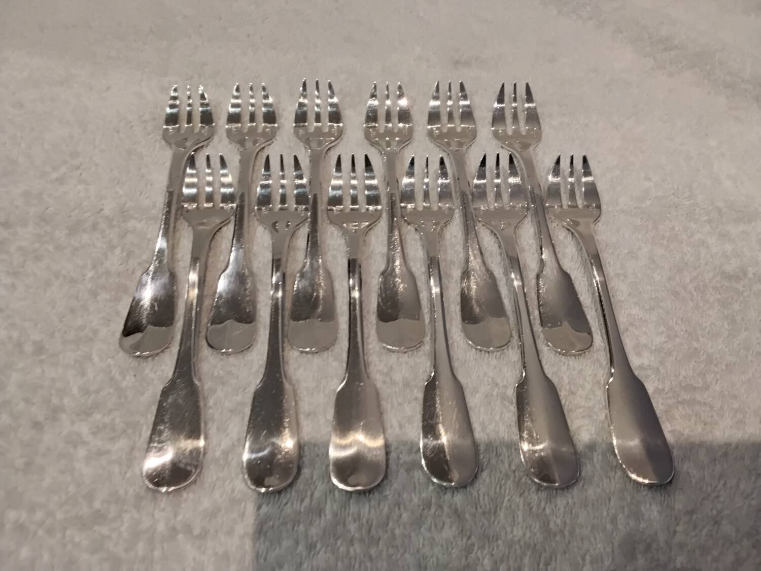 12 silver-plated oyster forks, Christofle Cluny goldsmith, 14.9 cm