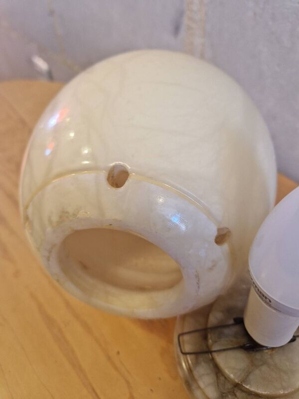 Lampe en forme d'œuf en albatre