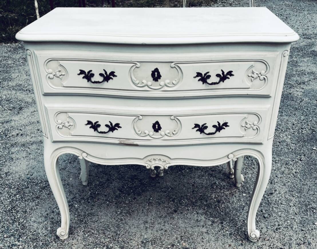 Neoclassical chest of drawers