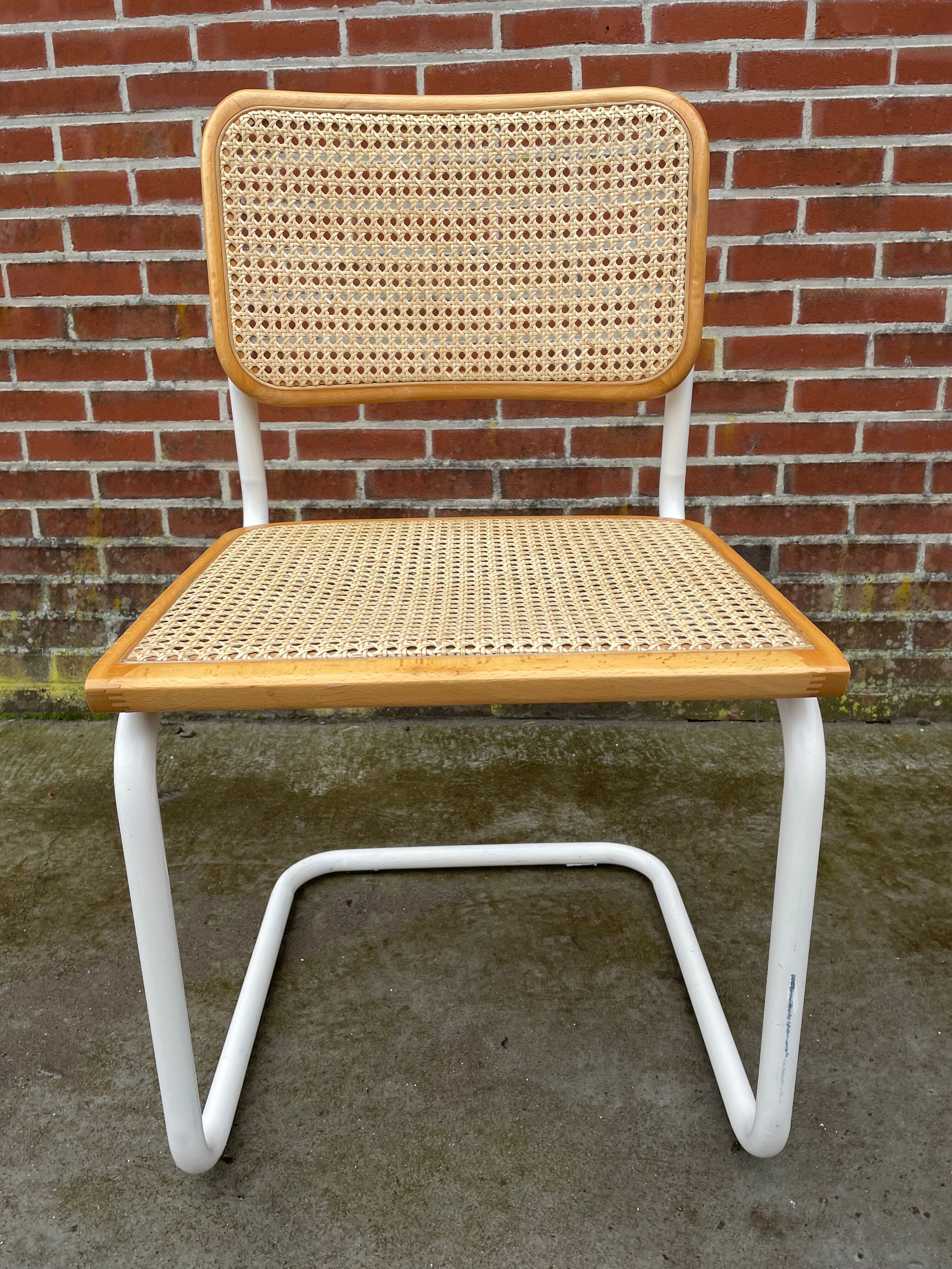 Chaise Cesca modèle b32 en blanc et bois par Marcel Breuer