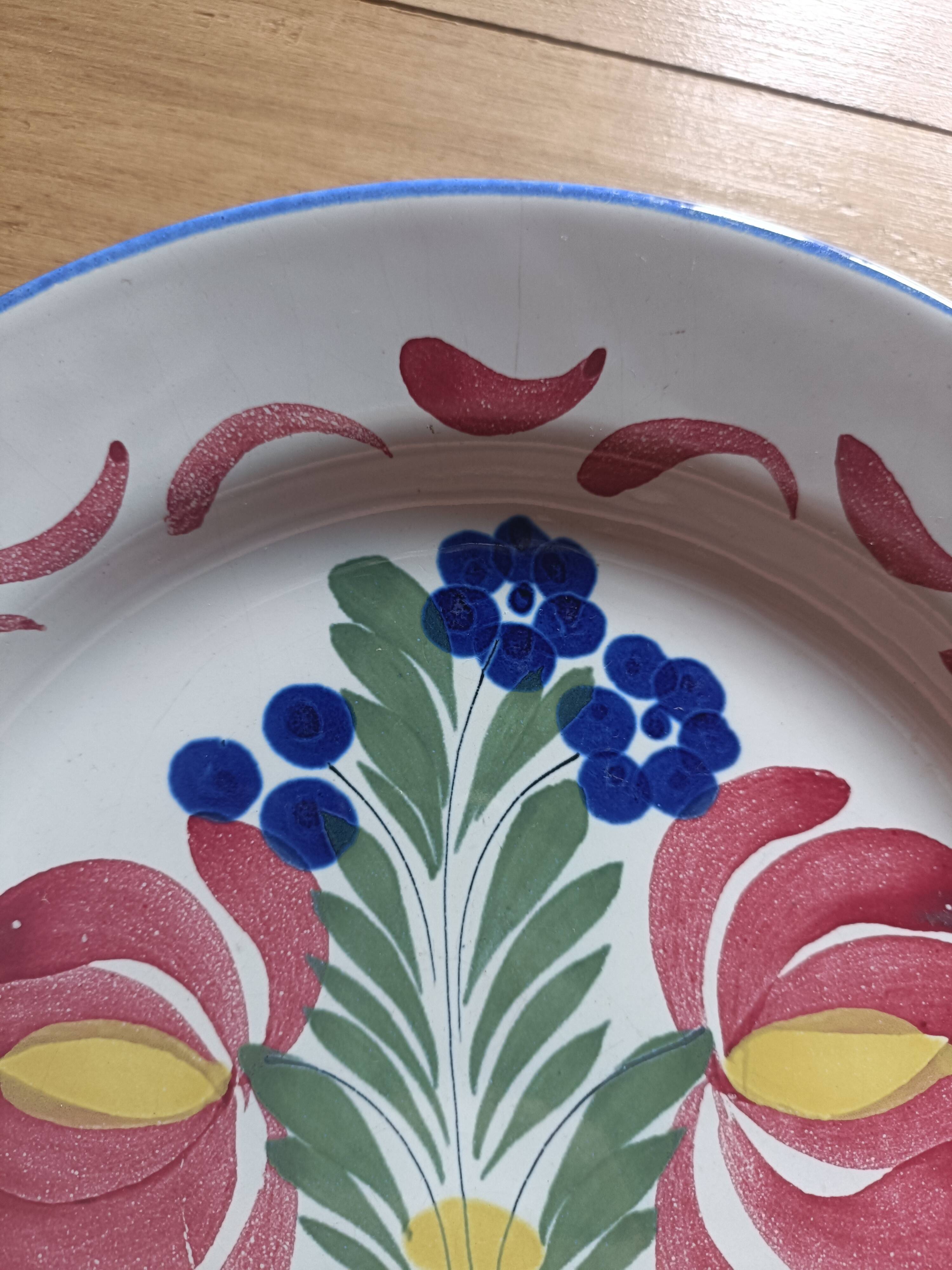 Assiette en faïence de l'Est