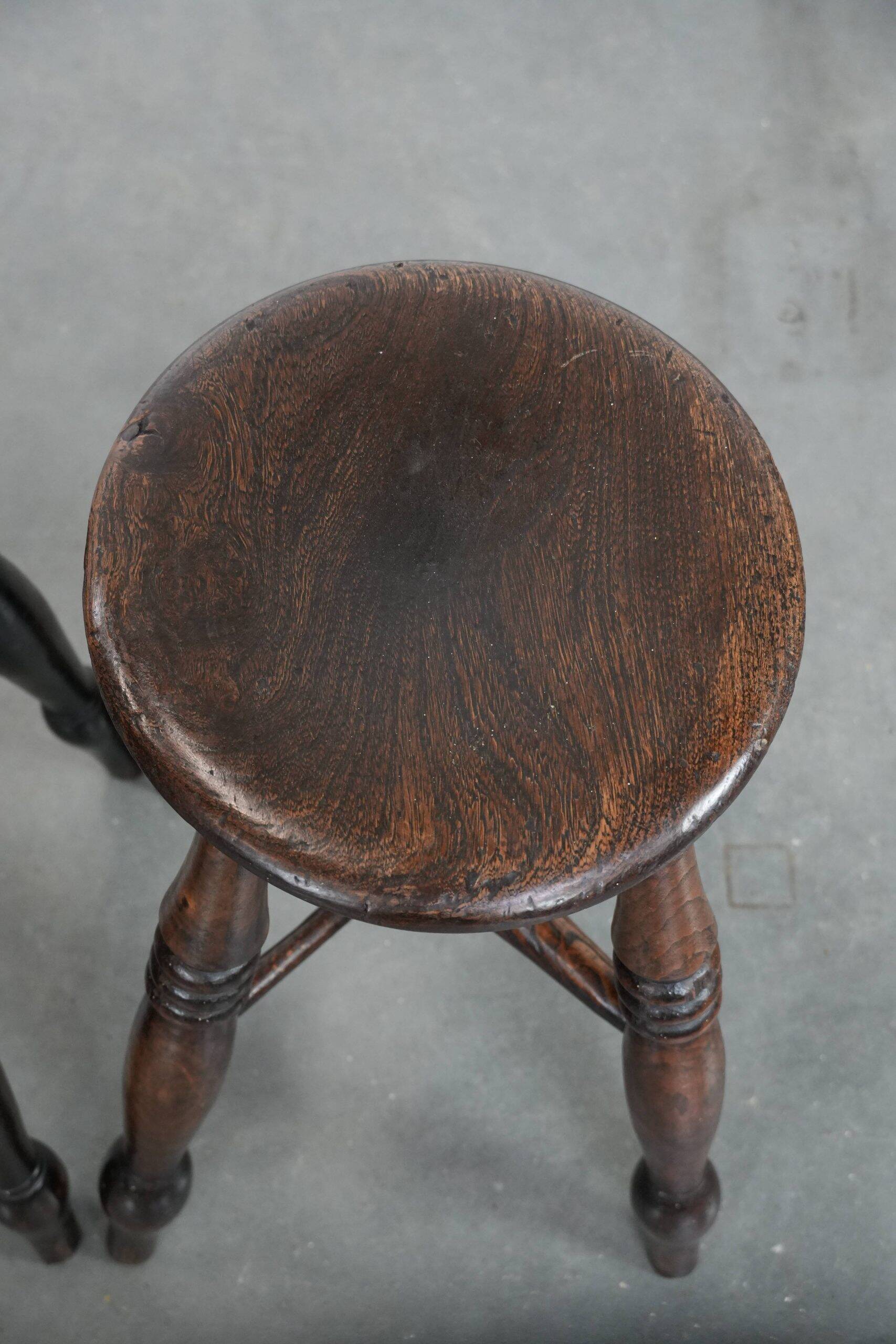 Ensemble de deux tabourets Windsor anglais anciens et intemporels du XVIIIe siècle, présentant une superbe patine.