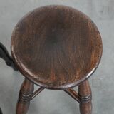 Ensemble de deux tabourets Windsor anglais anciens et intemporels du XVIIIe siècle, présentant une superbe patine.