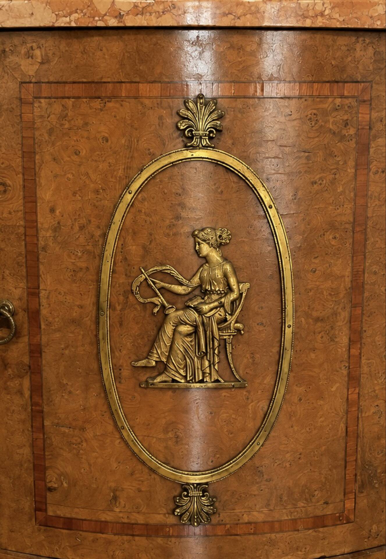 Table d'appoint loupe de bois, marqueterie, médaillon, plateau marbre