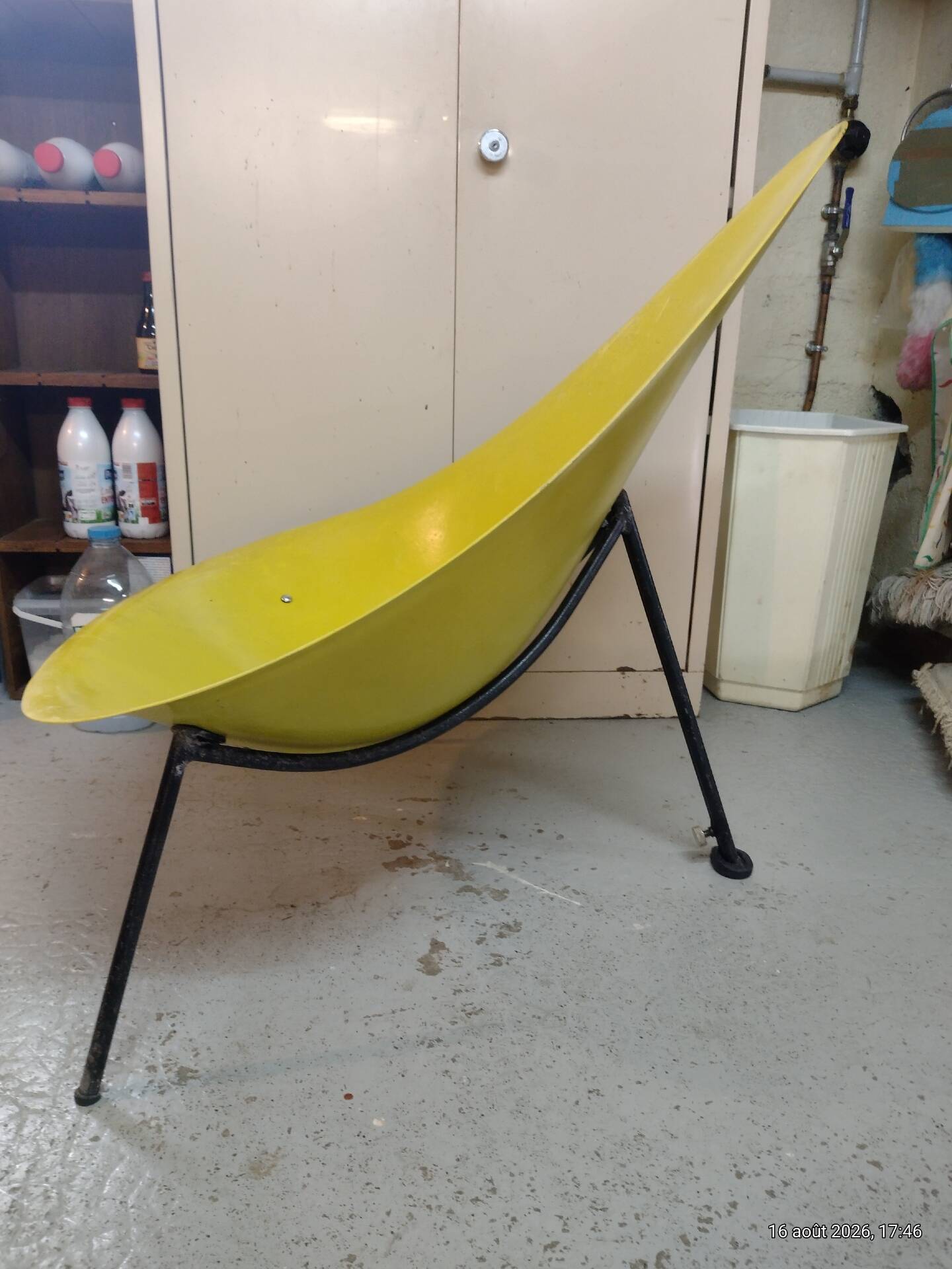 Fauteuil  à piétement tripode en acier laqué. Édité par Merat en 1956.