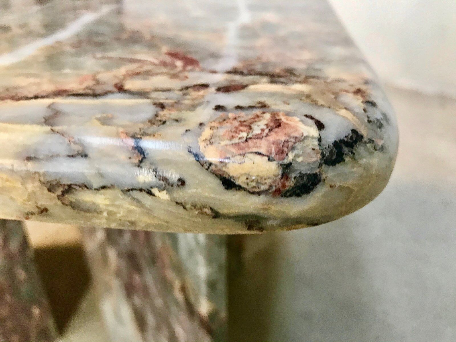Table d'appoint ou table basse en marbre multicolore, Italie, années 1970