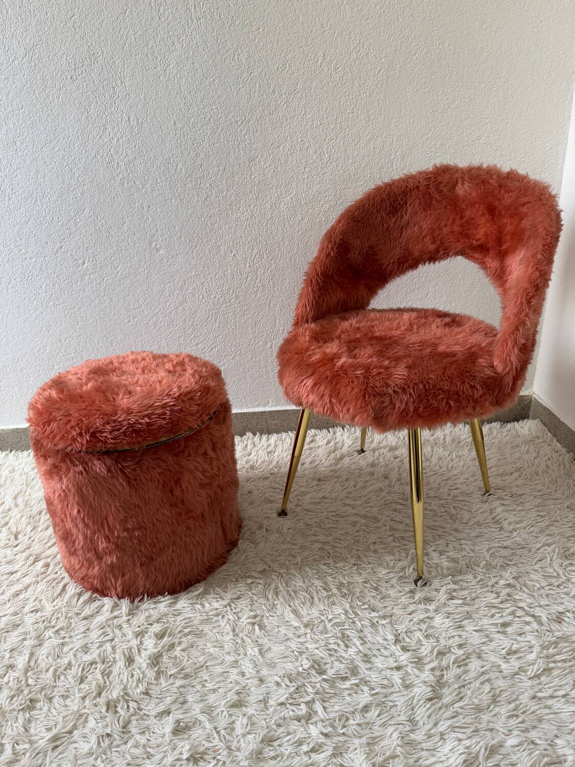 Chaise et pouf moumoute années 70