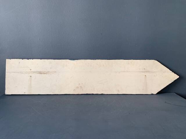 Panneau de signalisation vintage, en bois peint, centre ville.