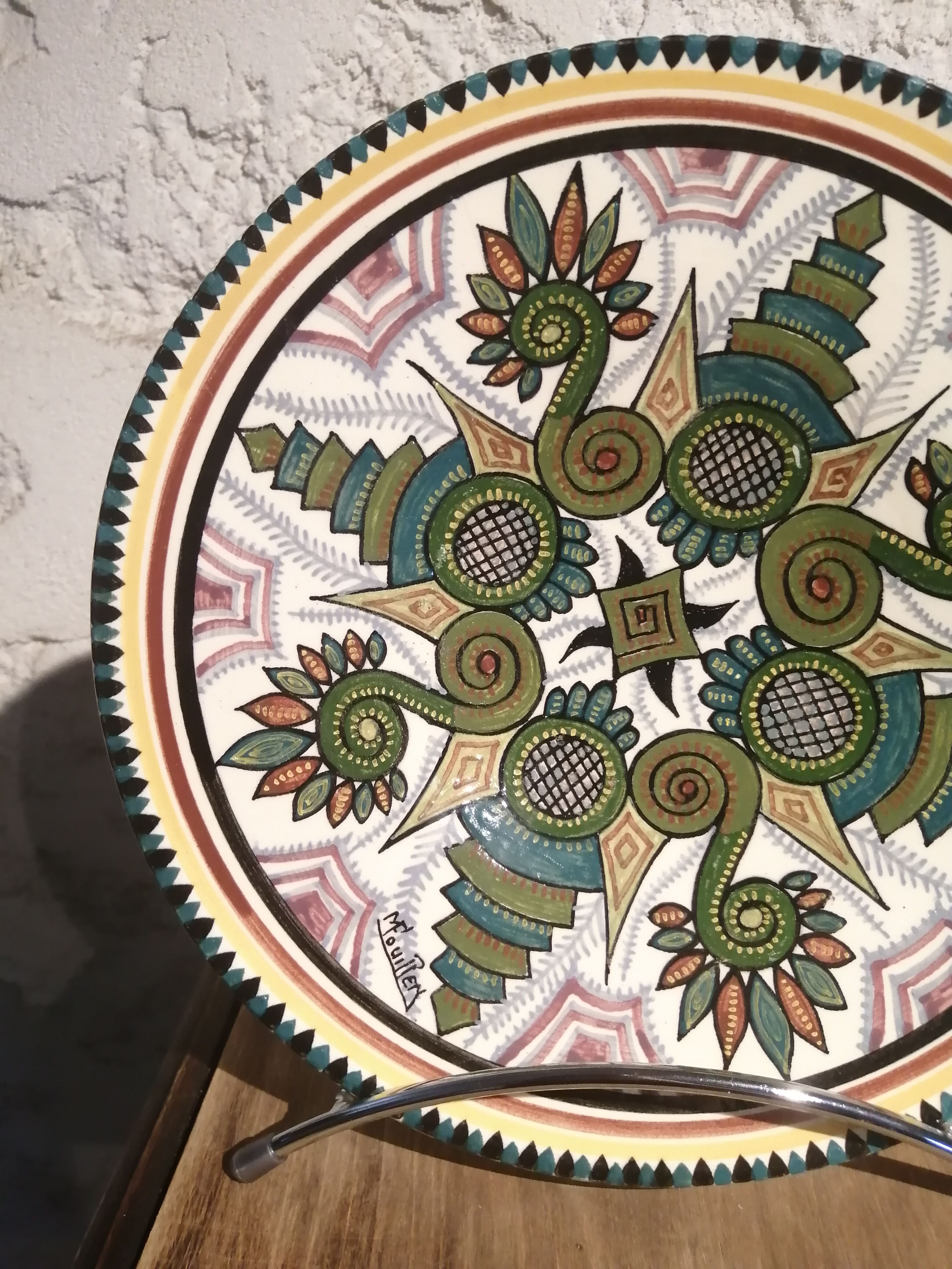 Decorative plate signed Maurice Fouillen.