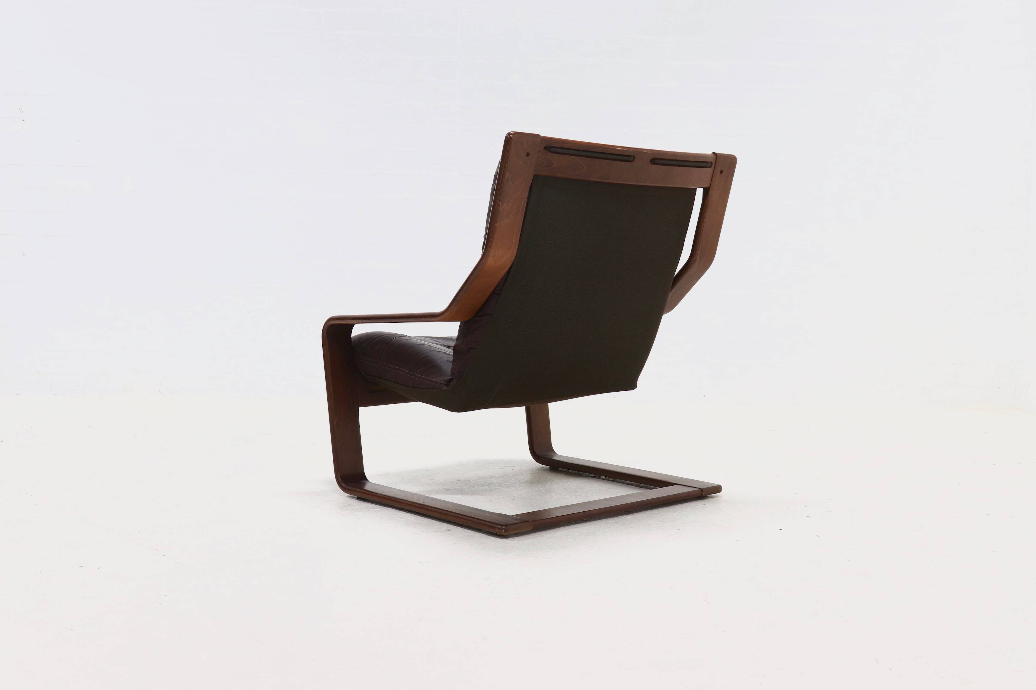 Fauteuil lounge scandinave en bois courbé et cuir 1960