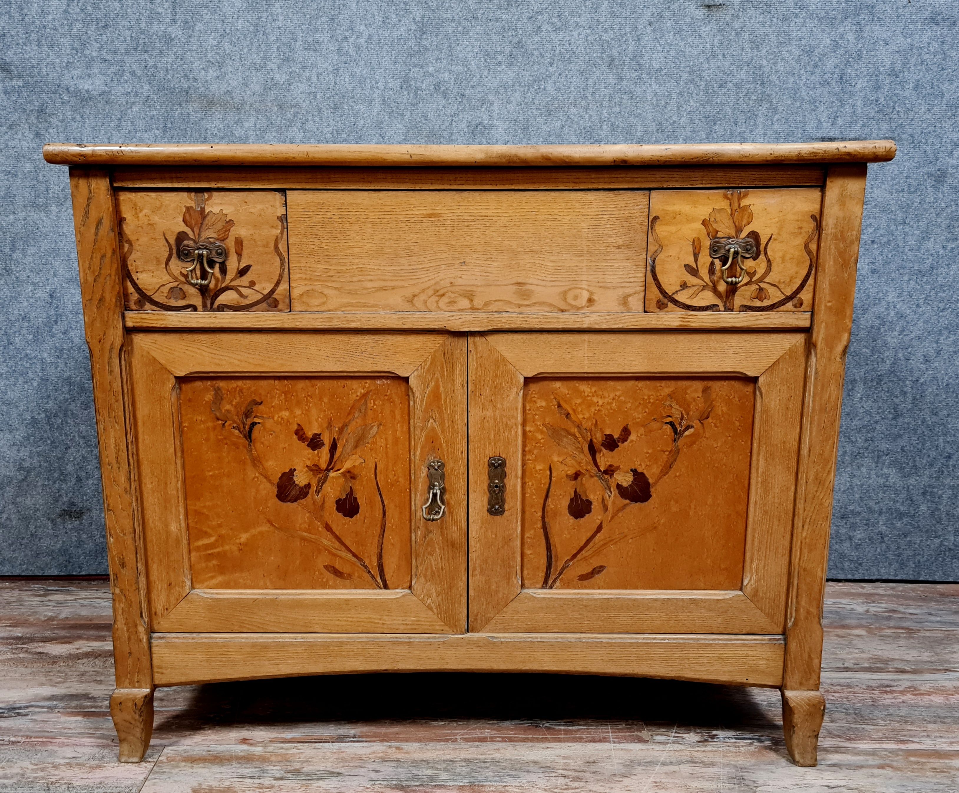 School of Nancy: Art Nouveau period chest of drawers in light wood marquetry and noble woods