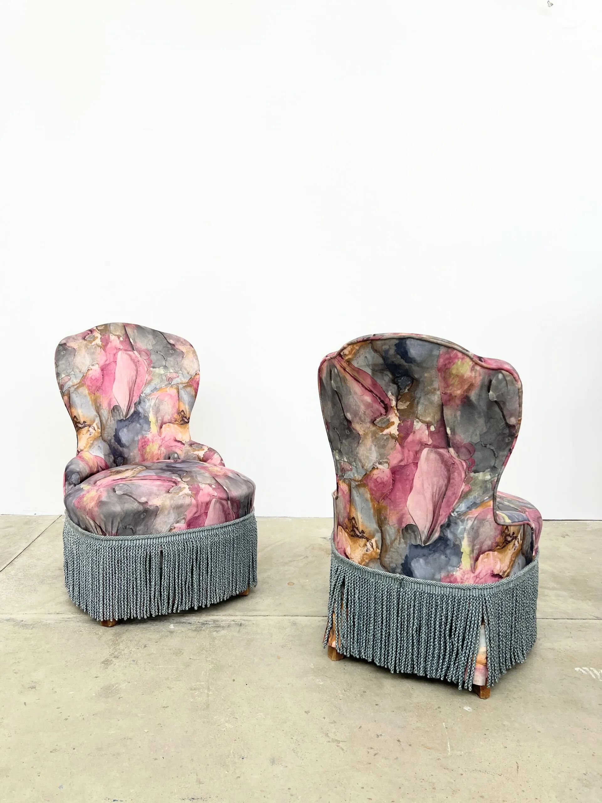 Paire de Chauffeuses "Boudoir" à Fleurs et Franges