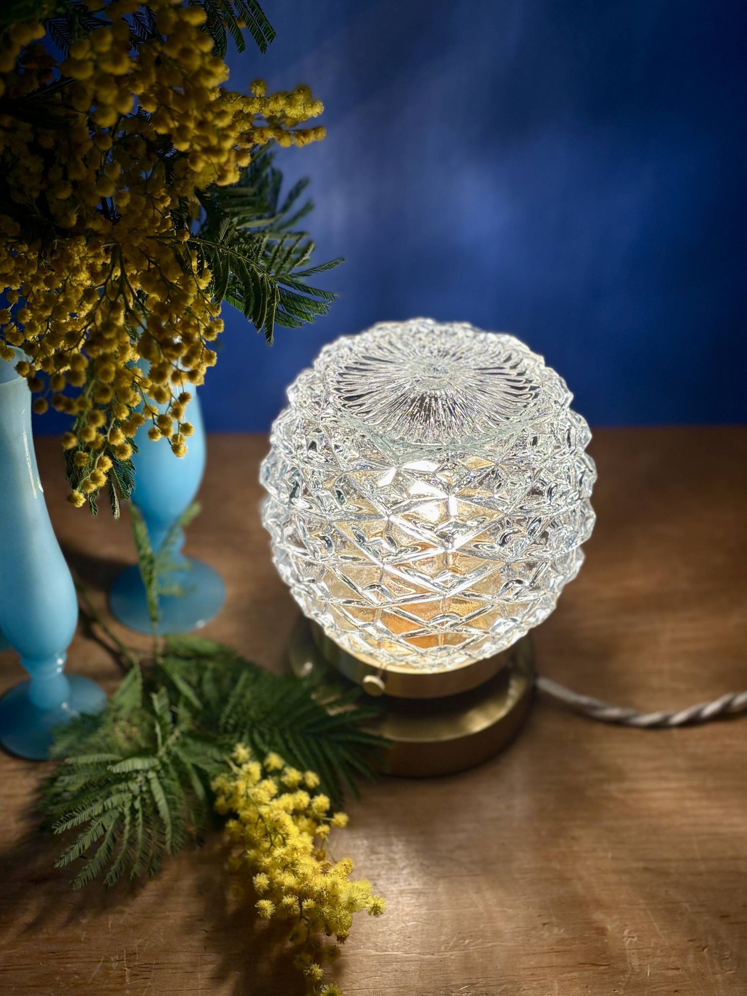 Lampe à poser globe vintage en verre moulé