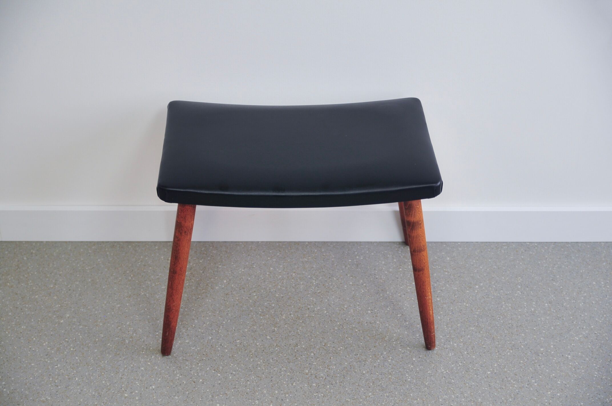 Tabouret en teck et cuir