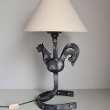 Lampe coq en fer forgé par Jean Touret / les Ateliers de Marolles