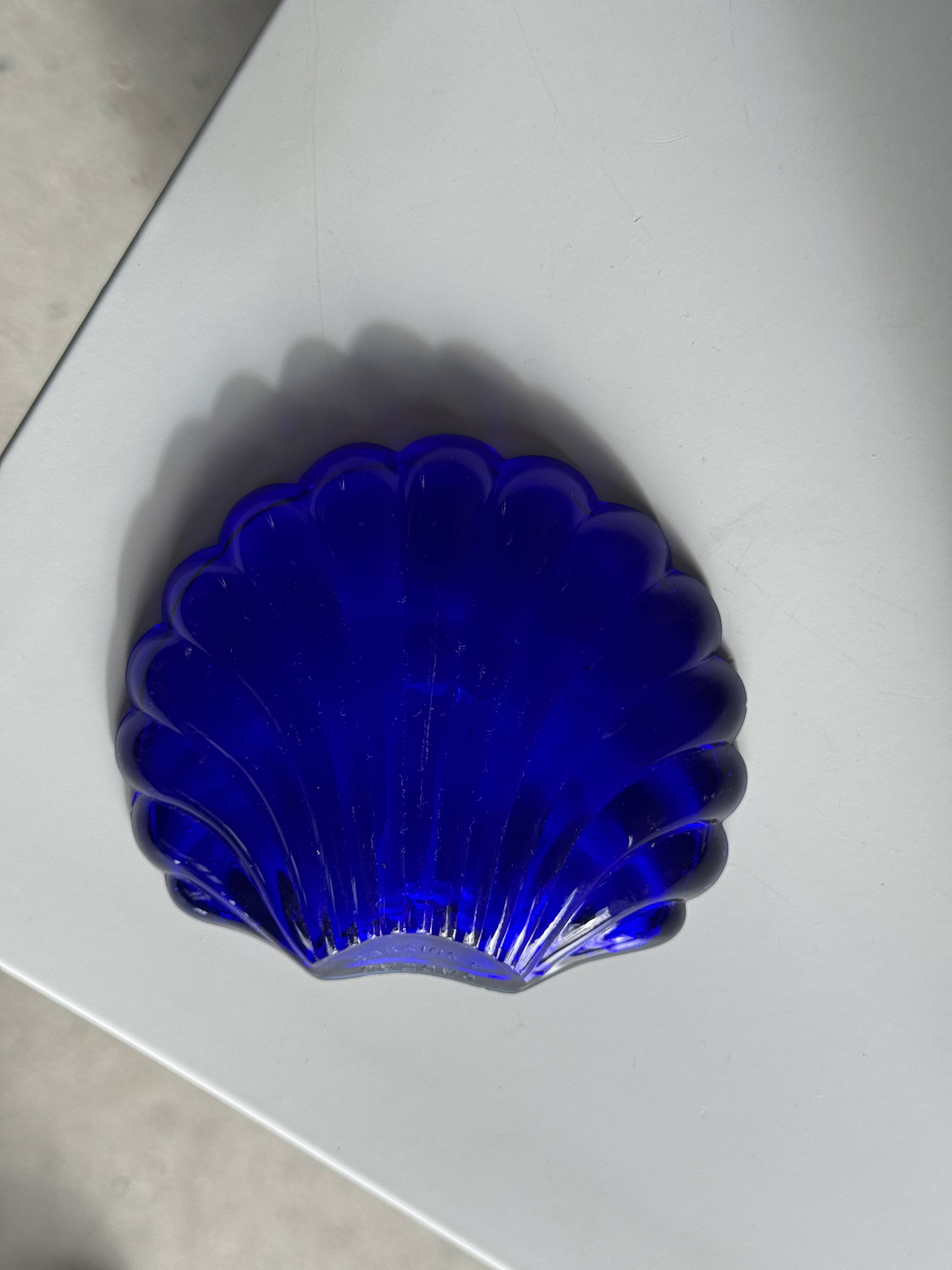 Coupelle coquille en verre bleu D10