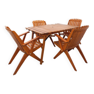 Vintage garden furniture consisting of a table and 4 wooden chairs from the 60s