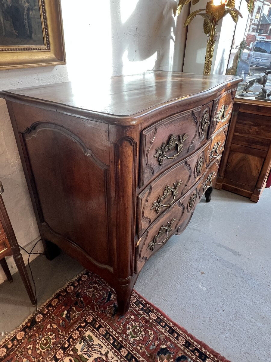 Important Parisian chest of drawers in walnut dating from the 18th century, opening with 5 drawers.