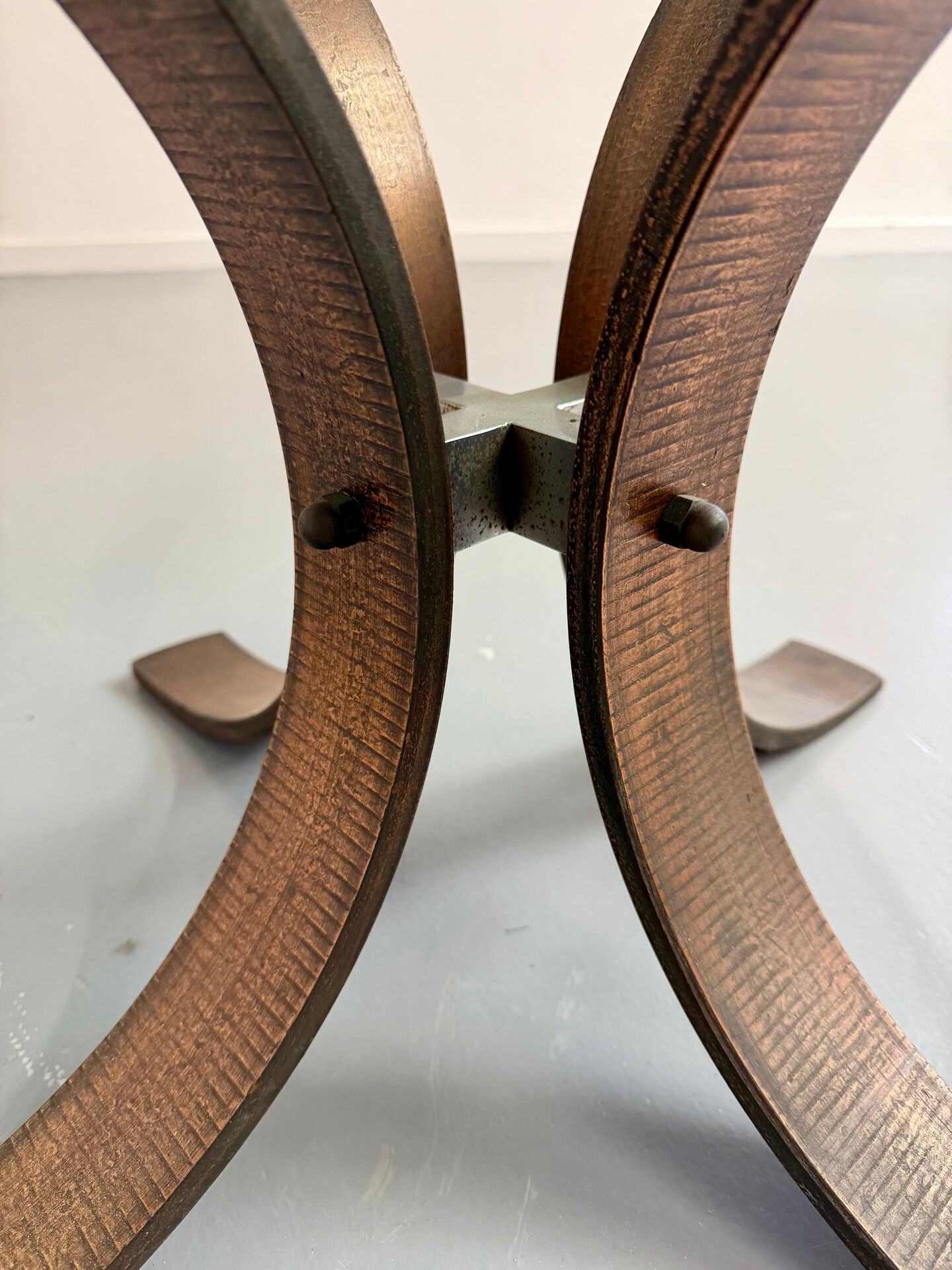 Table basse en verre épais pied métal design italien années 70 vintage