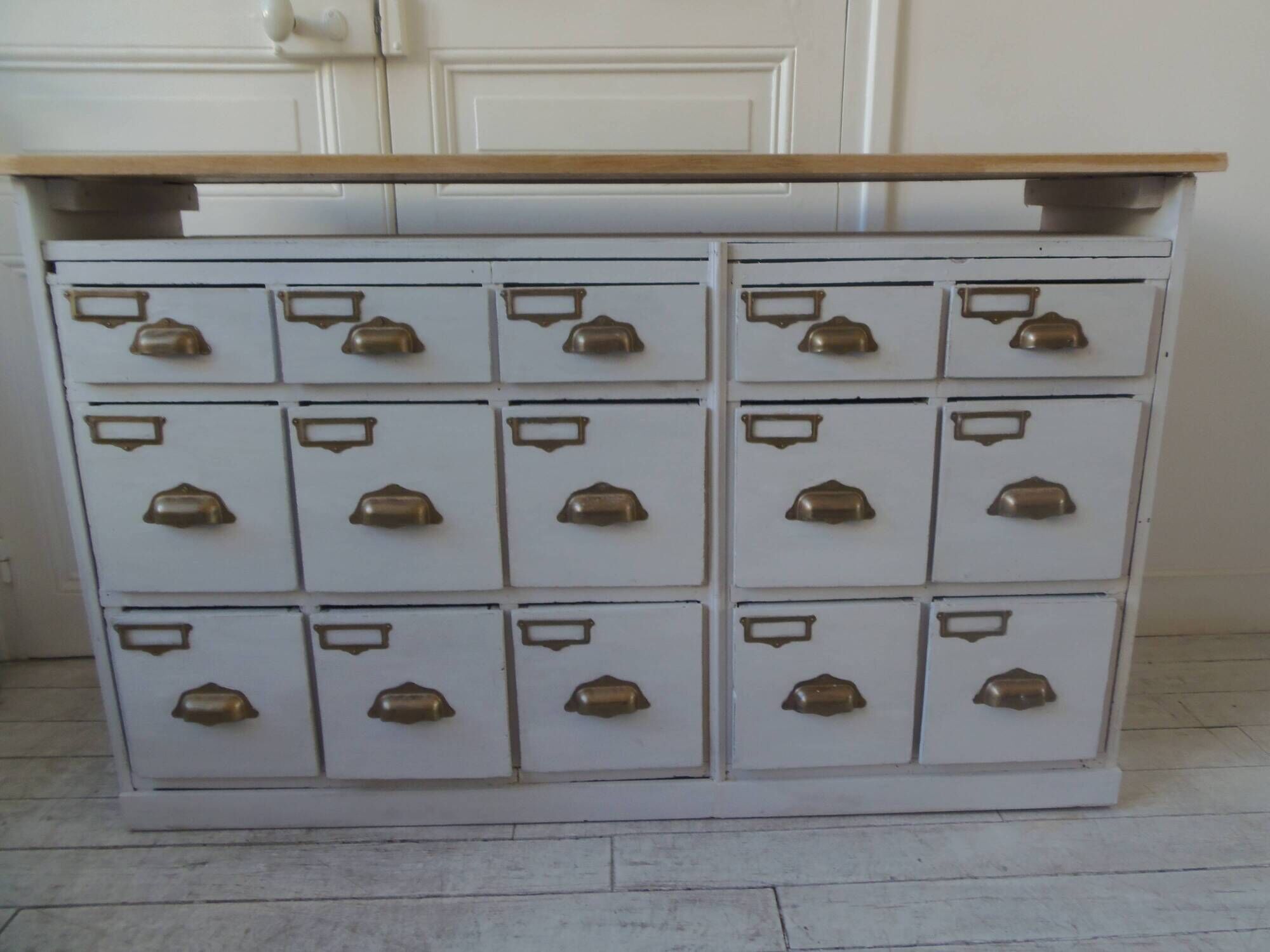 Meuble de métier vintage patiné gris perle, plateau bois.