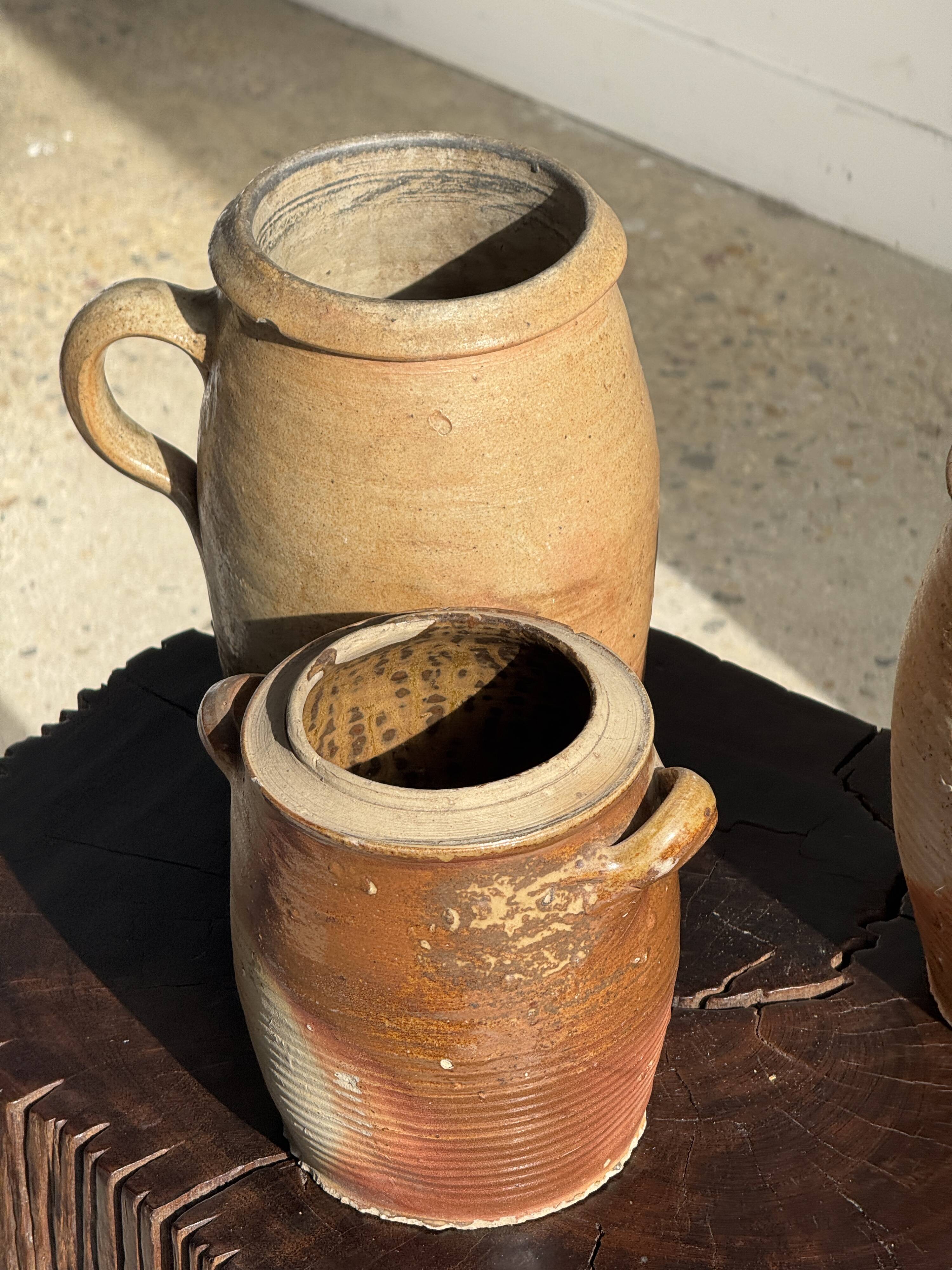 Large matte stoneware oval pot with beige handle H21 D12