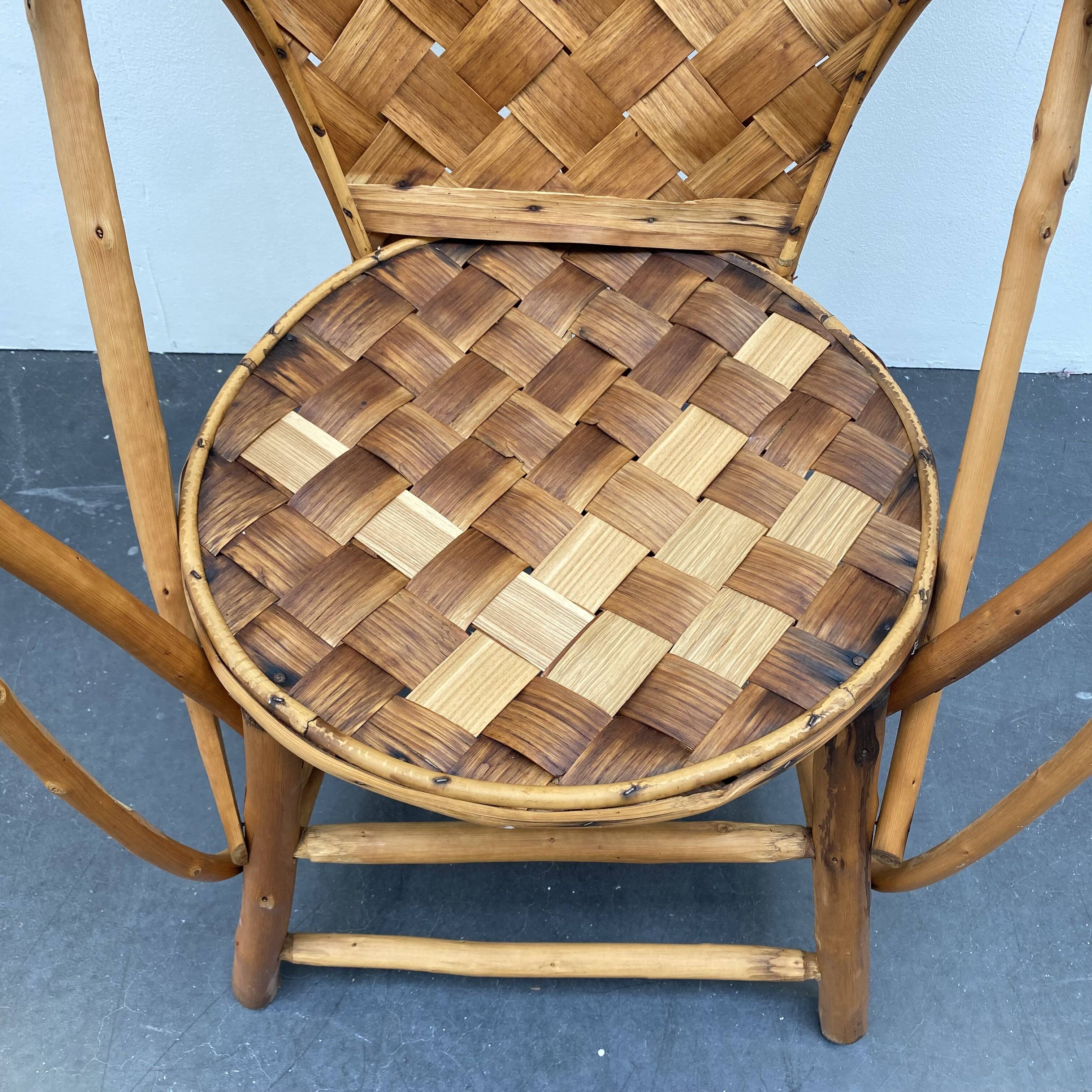 Ensemble composé d’une table et trois fauteuils en lamelles de châtaignier années 50/60