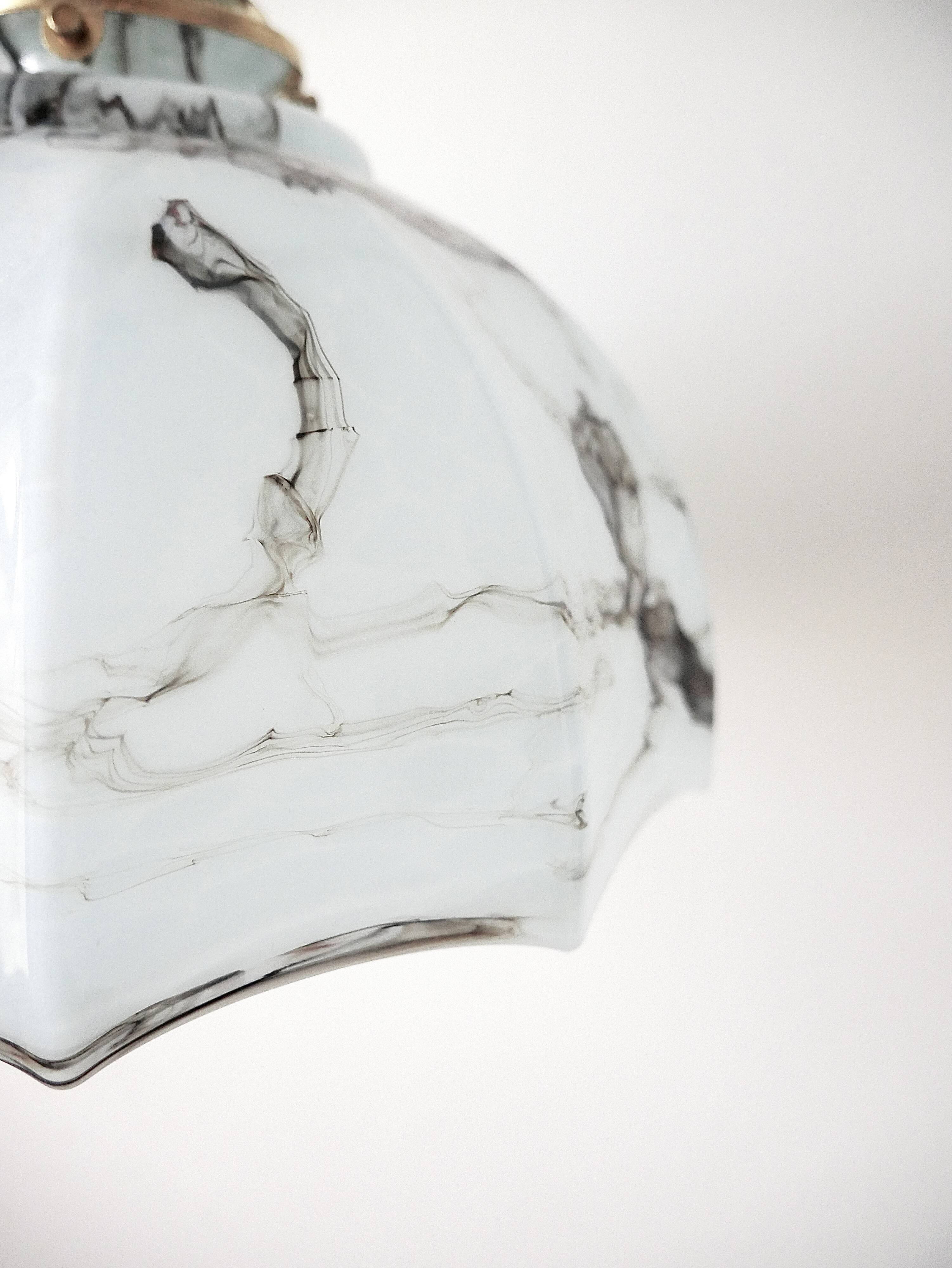 Blue opaline suspension