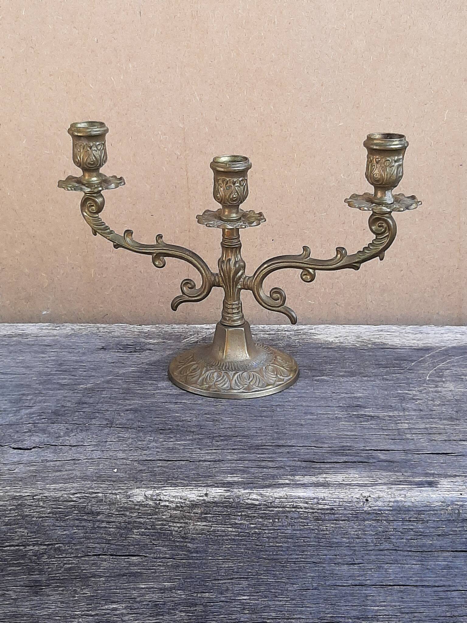 Three-light chandelier in brass metal