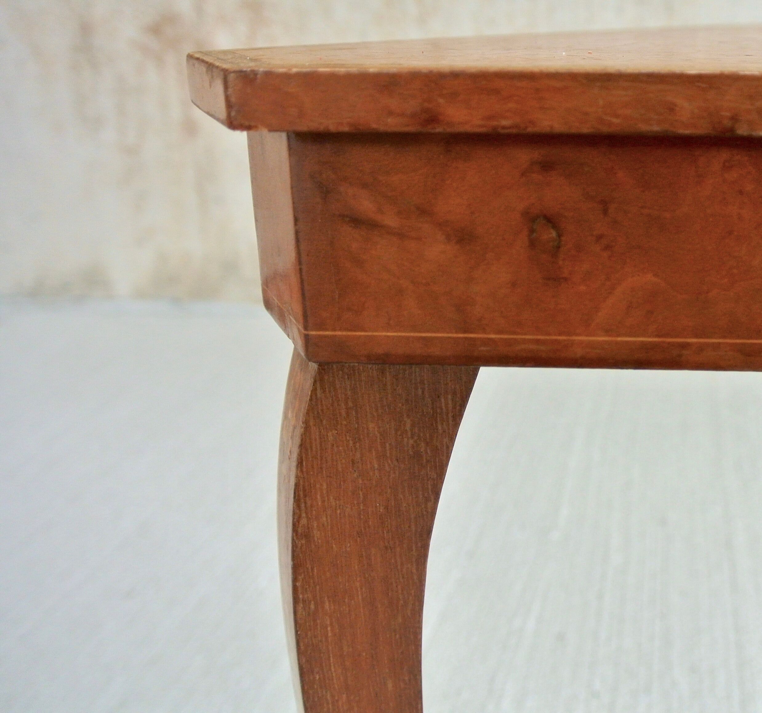 Musical coffee table of triangular shape, fruit wood, tray and feet with marquetry décor