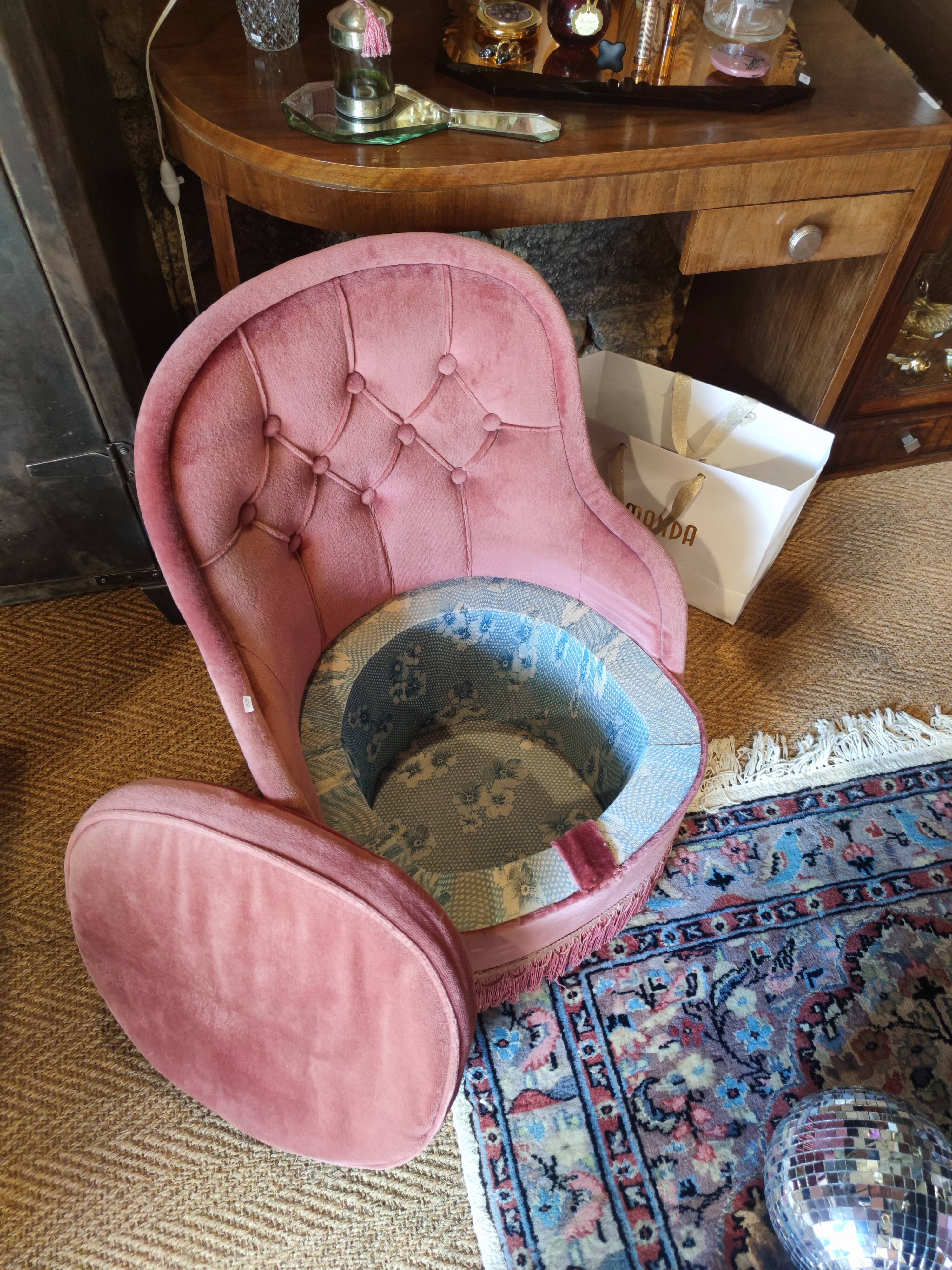 Pink toad armchair