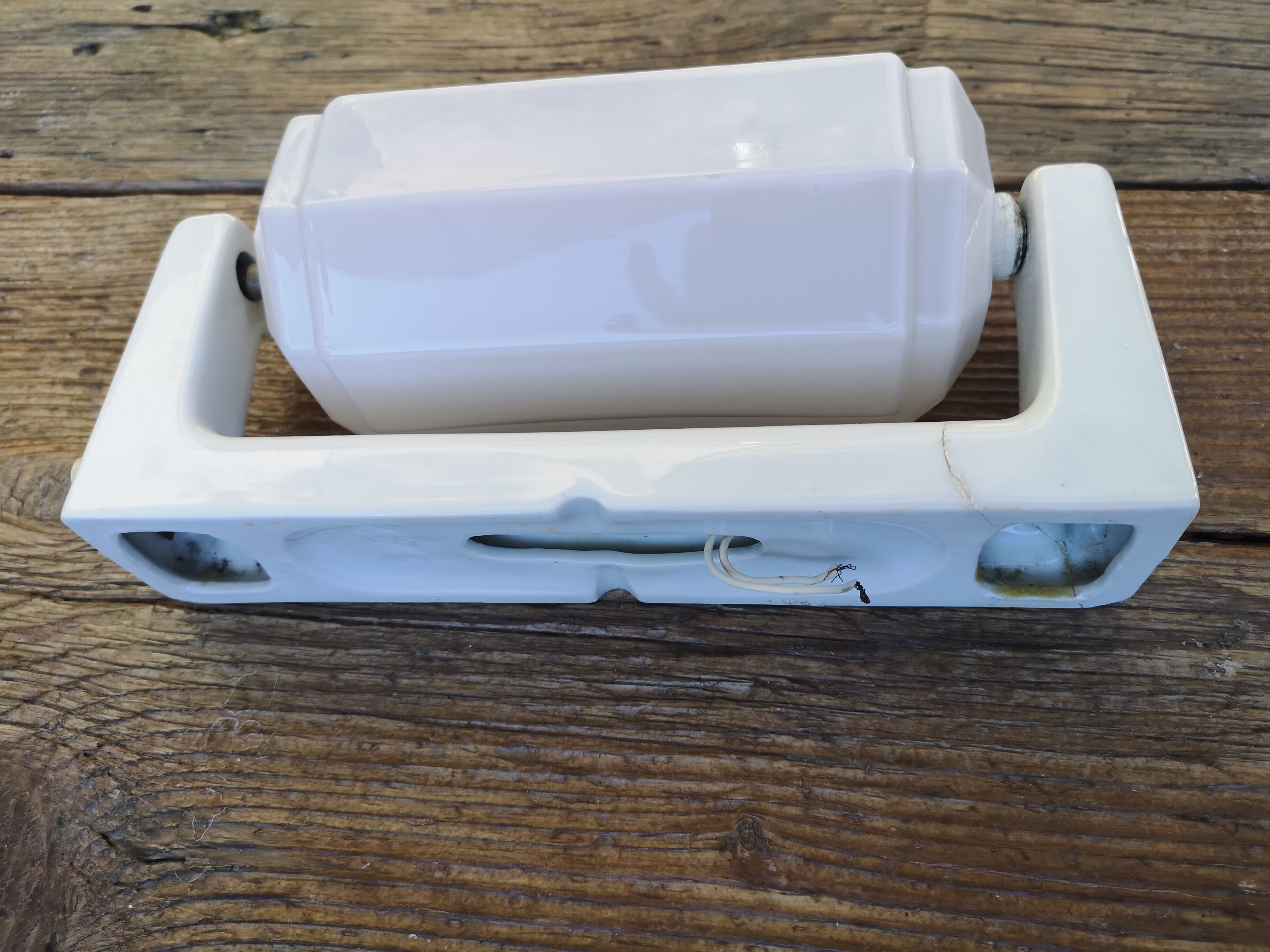 Art deco bathroom apply in porcelain and white opaline