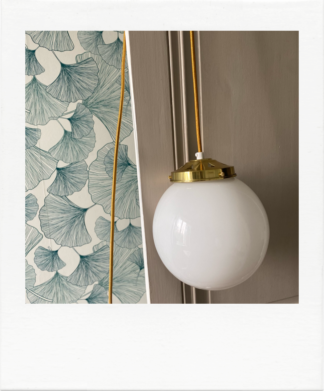 Suspension globe vintage opaline et doré
