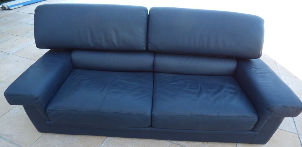 3-seater non-convertible sofa upholstered in navy blue leather – Very good condition