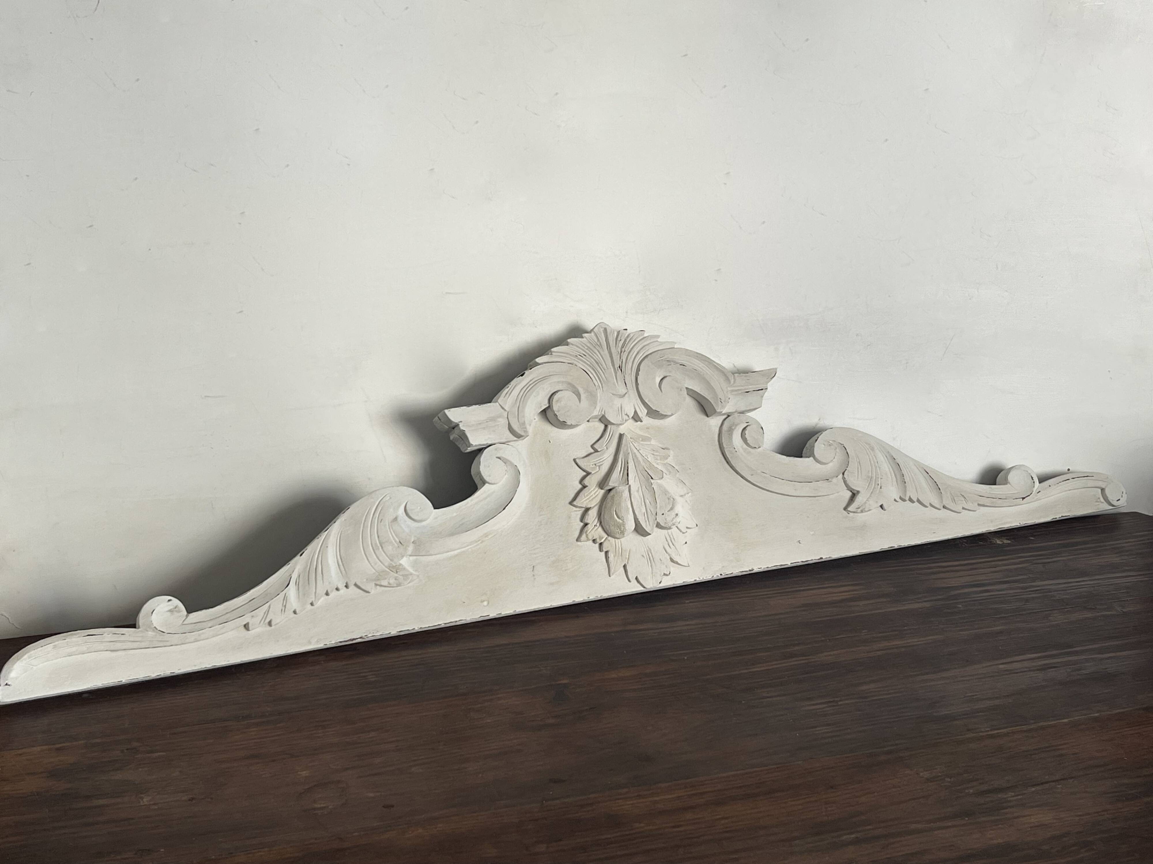 Ancien fronton, bois sculpté