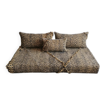 Moroccan sofa on the floor – black and gold pattern