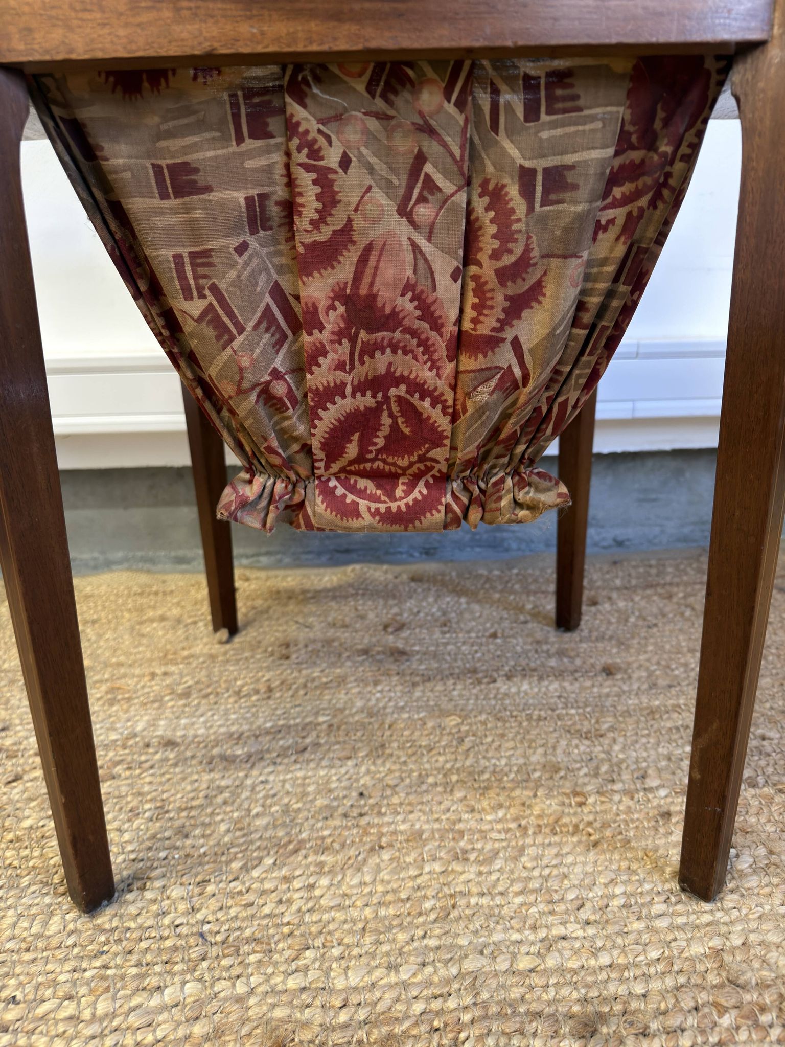 Table de couture Art Déco en noyer avec tablette escamotable