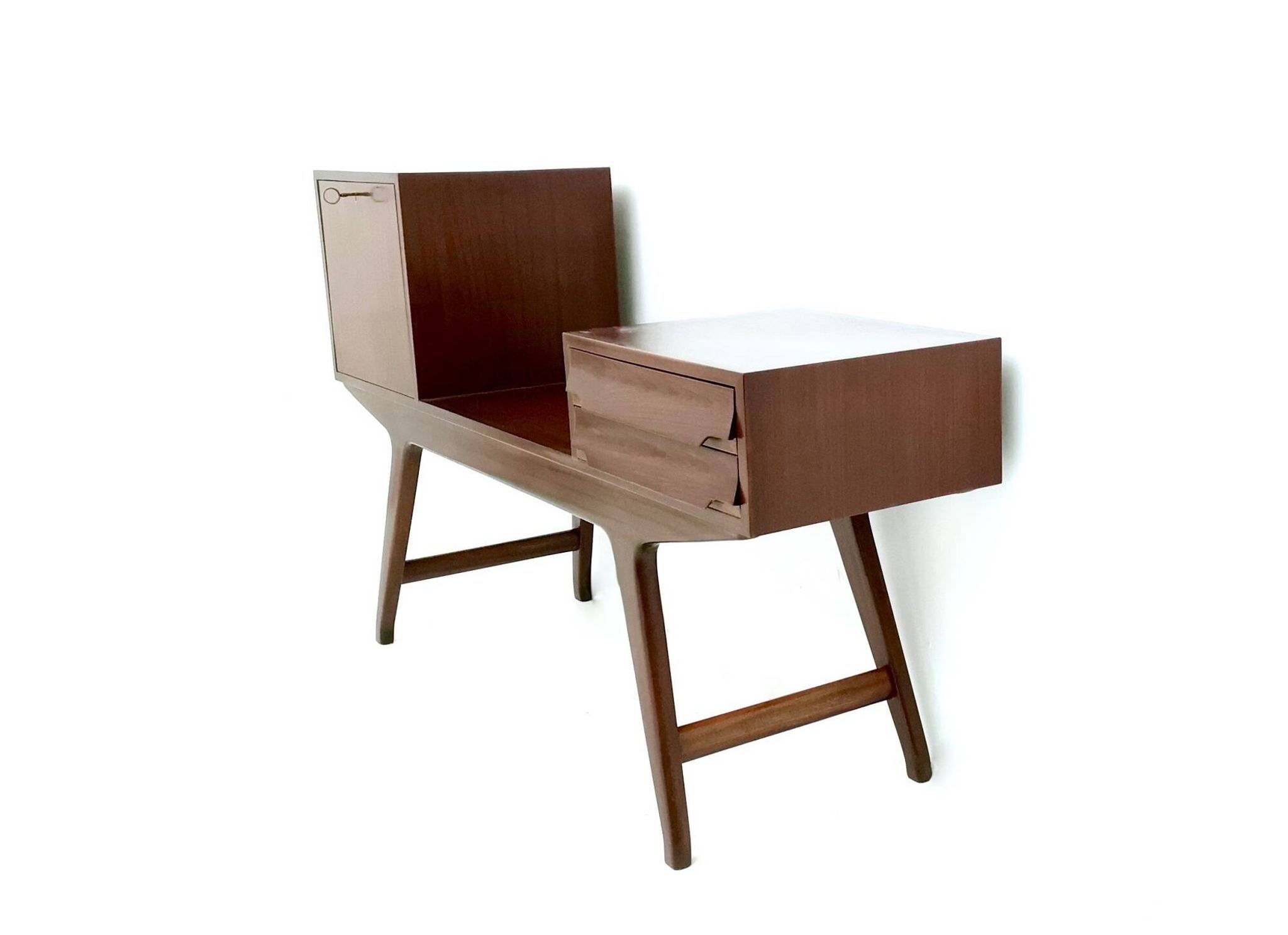 Meuble TV en hêtre de style Parisi avec intérieur en frêne